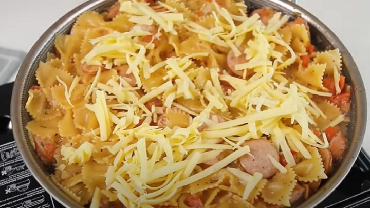 Těstoviny s klobásou, rajčaty a bylinkami