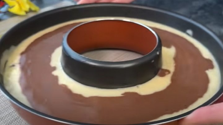 Dvoubarevná bábovka s třešněmi