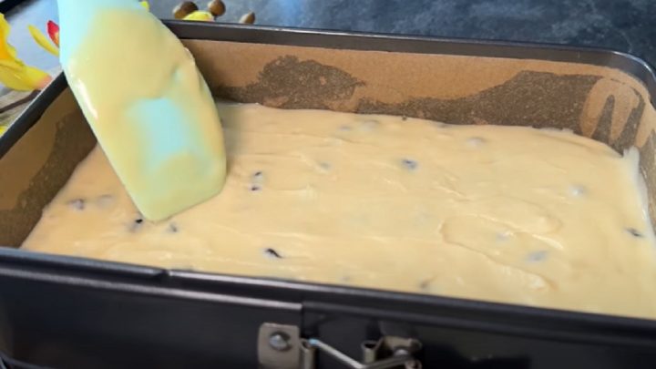 Nadýchaná buchta se sušenými třešněmi