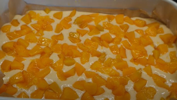 Rychlá hrnková buchta s broskvemi