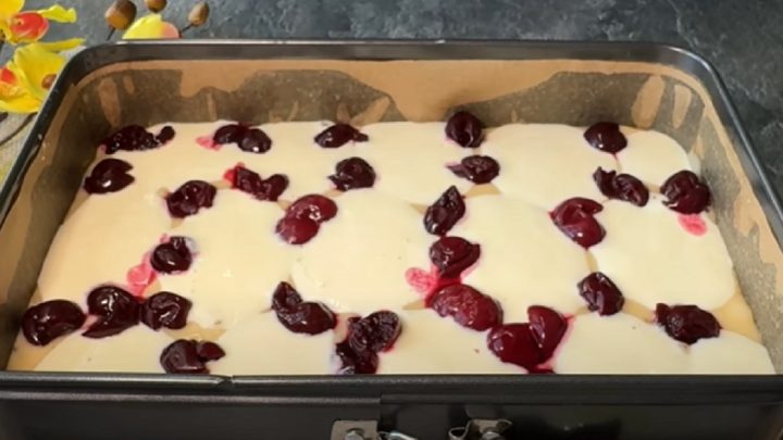 Nadýchaná buchta se sušenými třešněmi