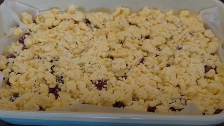 Jogurtová buchta s malinami a drobenkou