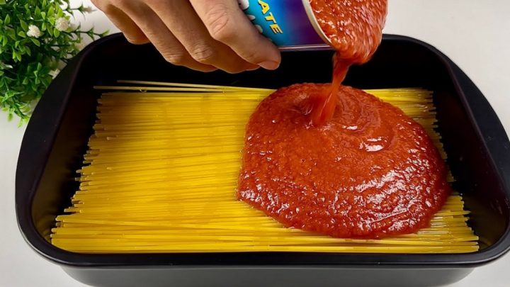 Zapečené špagety s houbami a rajčaty