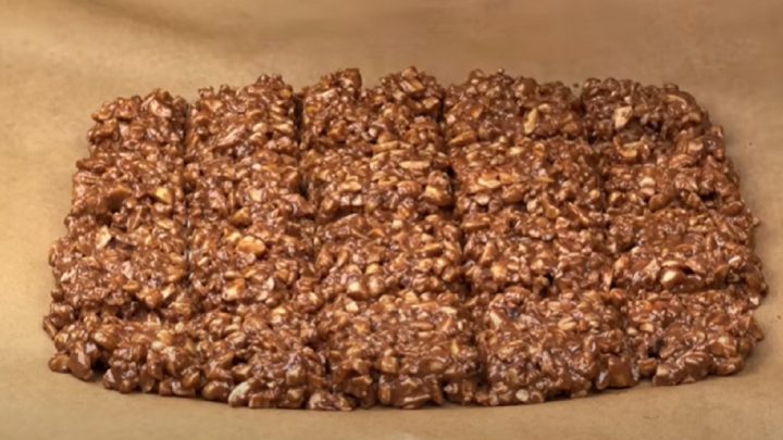 Arašídové kostky s čokoládovou polevou