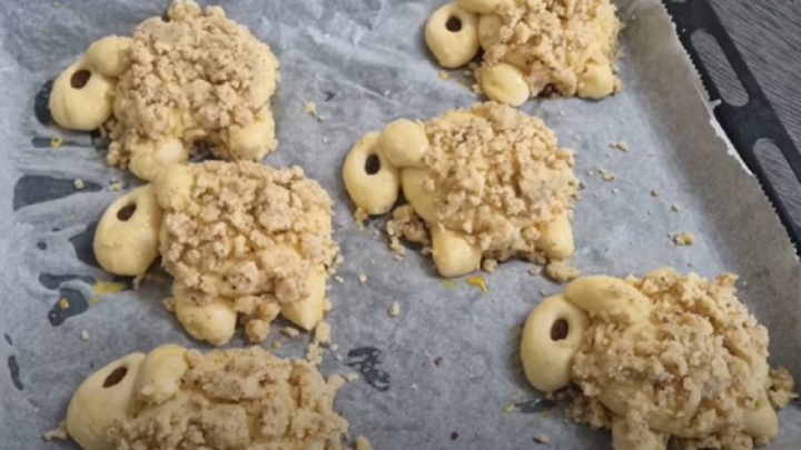 Beránci s drobenkou z kynutého těsta