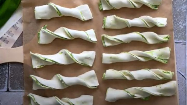 Tyčinky s medvědím česnekem a fetou