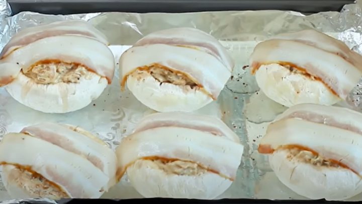 Zapečené žampiony se slaninou a česnekem