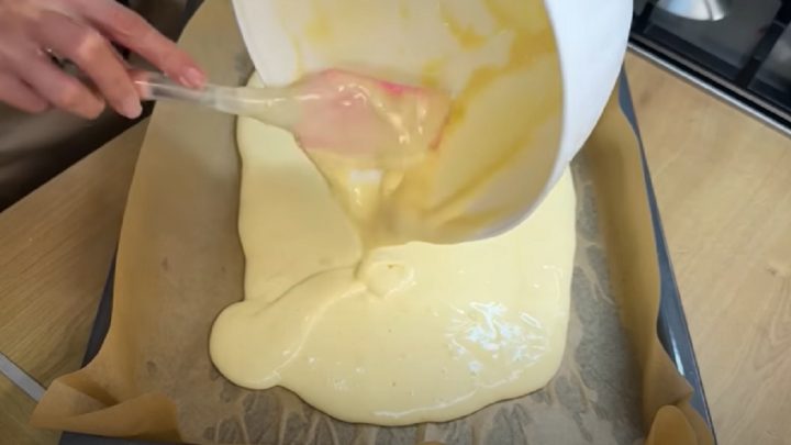 Roláda s jahodovou náplní a kokosem