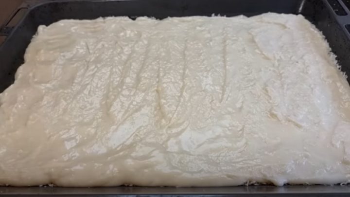 Nepečená kokosová roláda s třešňovou náplní