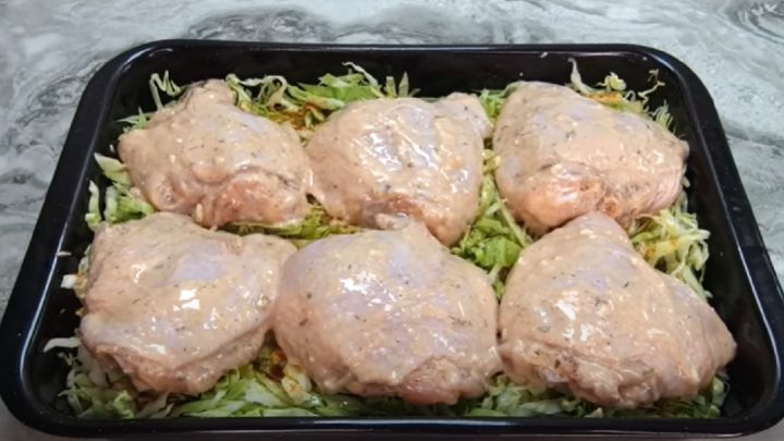 Zapečená kuřecí stehna na bílém zelí