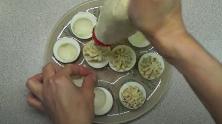 Rychlá plněná vejce s krabími tyčinkami