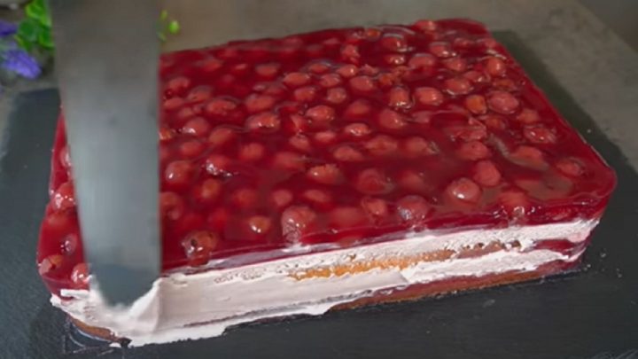 Třešňový dort na plech s jemným krémem