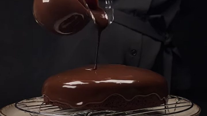 Dort s čokoládovou polevou a vanilkou