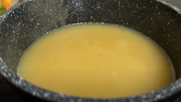 Nepečený ananasový řez s jogurtem