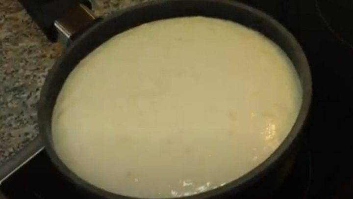 Velikonoční štrůdl s rozinkami a lískovými ořechy