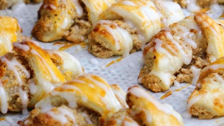 Rohlíčky s ořechovou náplní a cukrovou polevou