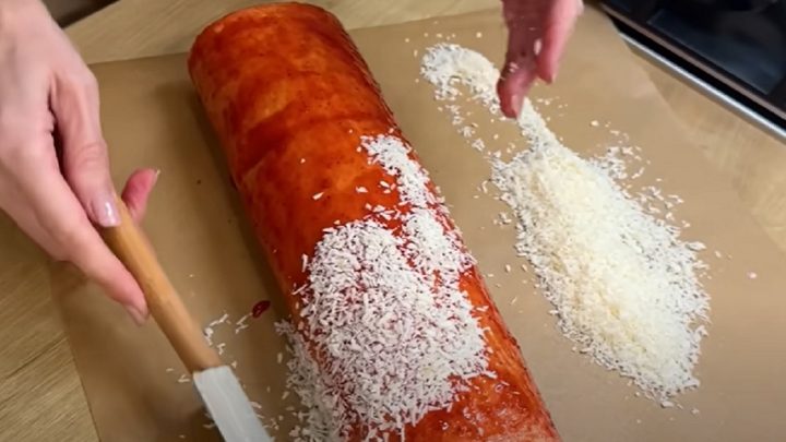Roláda s jahodovou náplní a kokosem
