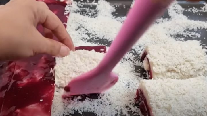 Nepečená kokosová roláda s třešňovou náplní