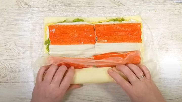 Nepečená roláda z taveného sýra s koprem