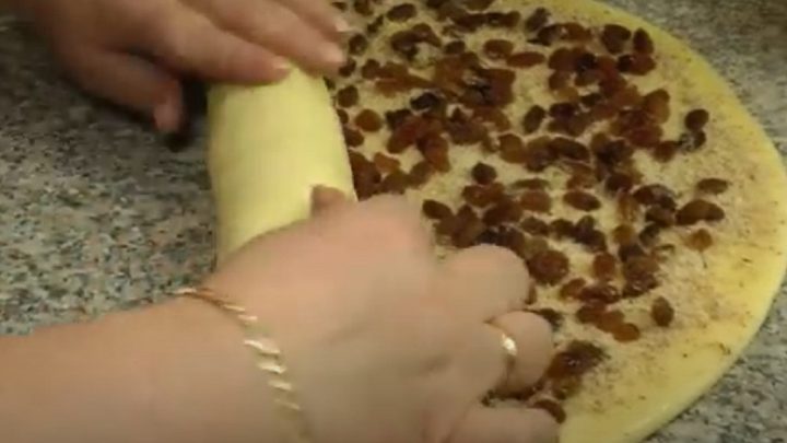 Velikonoční štrůdl s rozinkami a lískovými ořechy