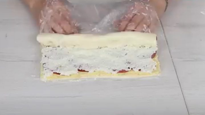 Slaná nepečená roláda se salámem a rajčaty