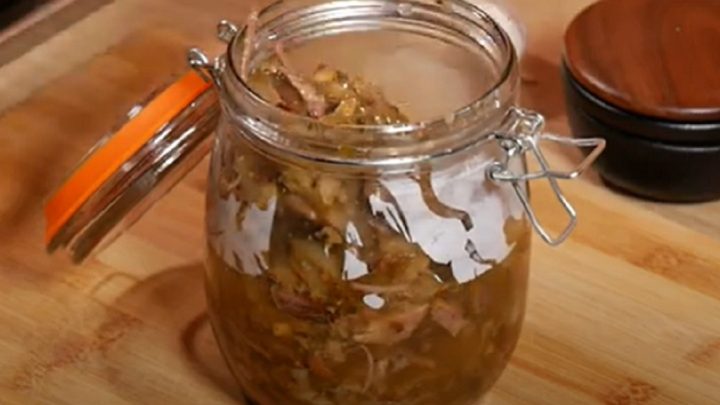 Krkovice ze sklenice s cibulí a česnekem