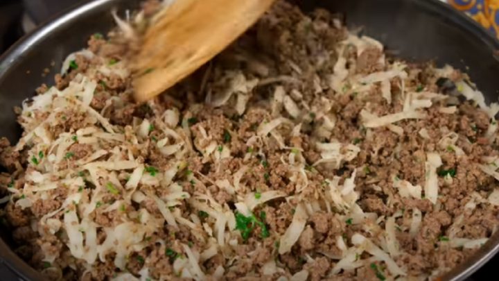 Masový koláč se sezamovými semínky