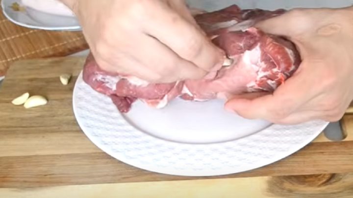 Vepřová krkovice v celku s česnekem