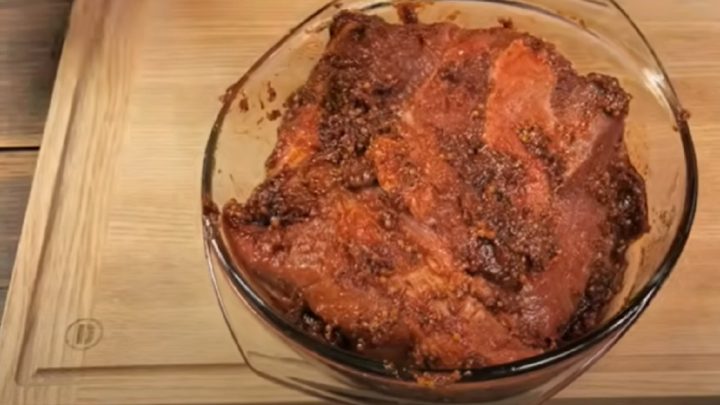 Trhané vepřové maso v hořčičné marinádě