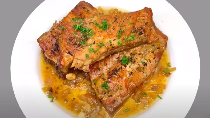 Pečená žebra na cibuli a česneku