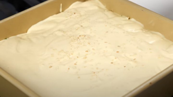 Masový koláč se sezamovými semínky