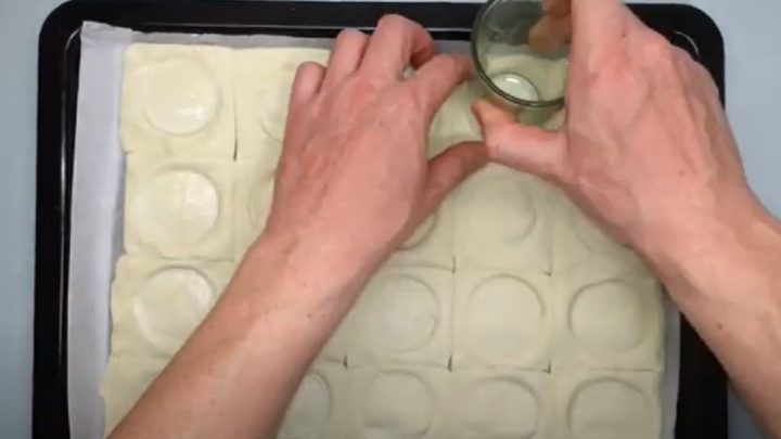 Jednohubky z listového těsta s česnekem