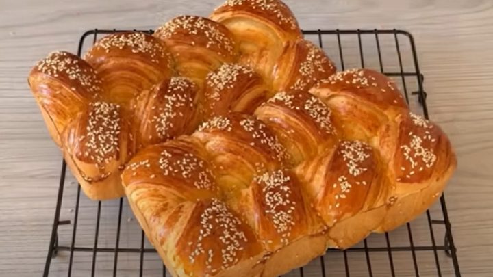 Kynuté máslové buchty ze sušeného droždí