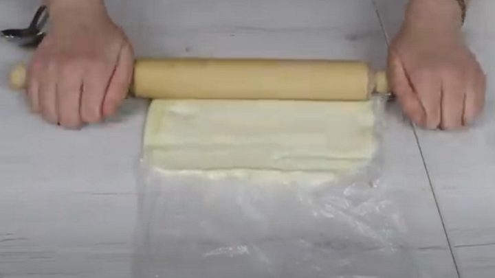 Slaná nepečená roláda se salámem a rajčaty