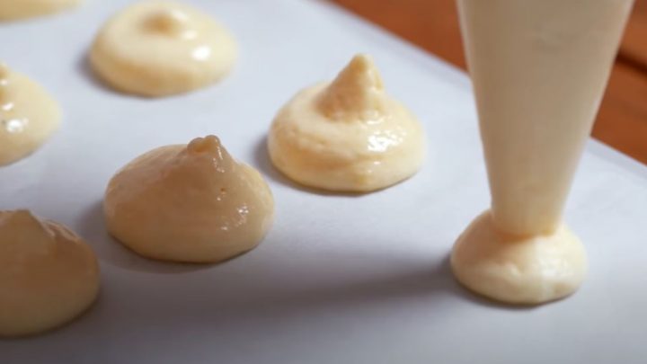 Domácí piškotové sušenky plněné marmeládou