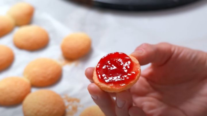 Domácí piškotové sušenky plněné marmeládou