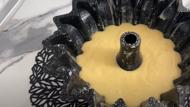 Nadýchaná pomerančová bábovka sypaná cukrem