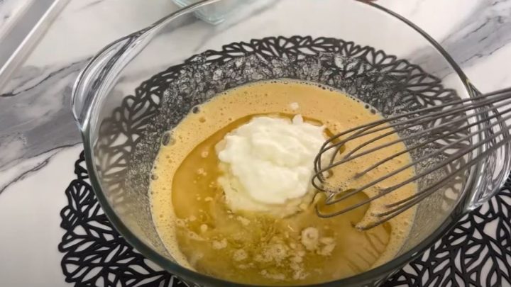 Nadýchaná pomerančová bábovka sypaná cukrem