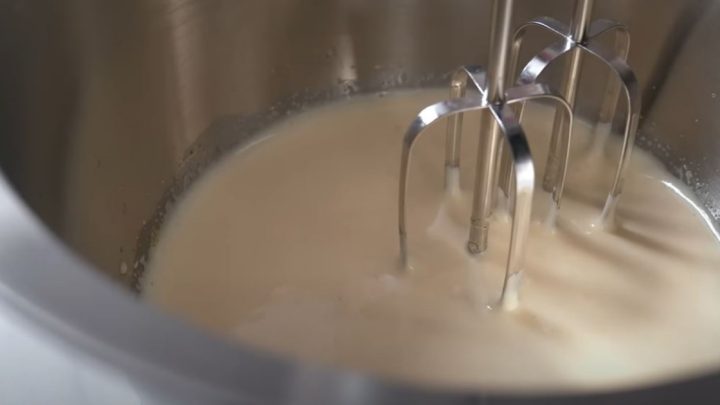 Domácí piškotové sušenky plněné marmeládou