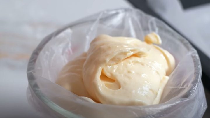 Domácí piškotové sušenky plněné marmeládou