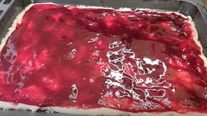 Nepečená kokosová roláda s třešňovou náplní