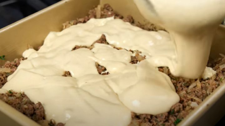 Masový koláč se sezamovými semínky