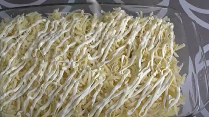 Vepřové plátky s bramborami a cibulí