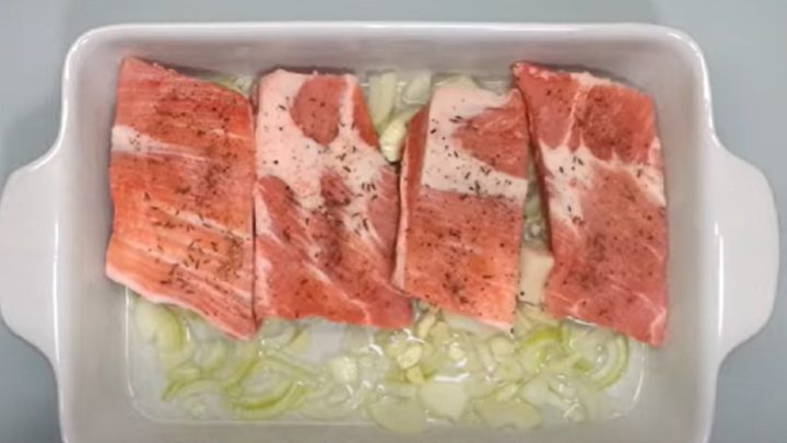 Pečená žebra na cibuli a česneku