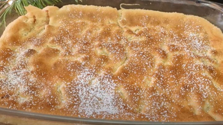 Rychlý jablečný řez se skořicí a ořechy