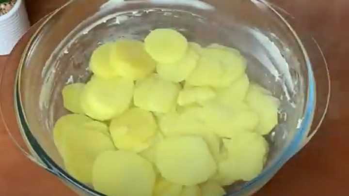 Zapečené brambory se zakysanou smetanou