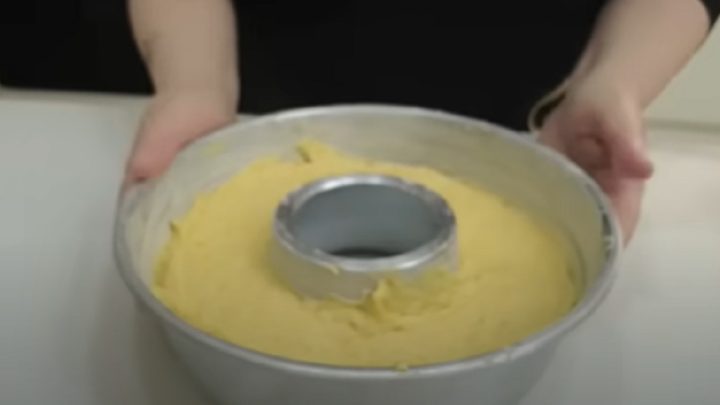 Nadýchaná jogurtová bábovka s mandlemi