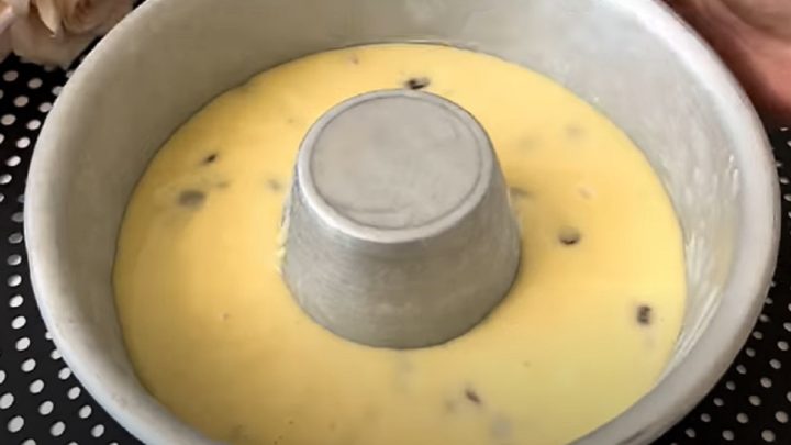 Vláčná jogurtová bábovka s rozinkami