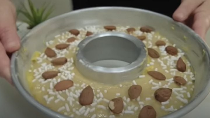 Nadýchaná jogurtová bábovka s mandlemi