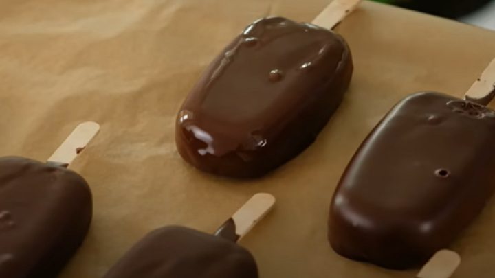 Domácí nanuk s čokoládovou polevou